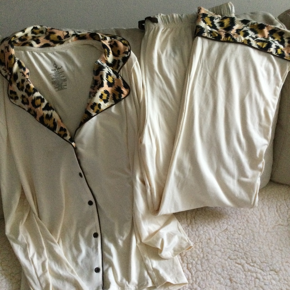 Baby Phat 🎈 NWT Gorgeous pajama set silky soft (size Large)